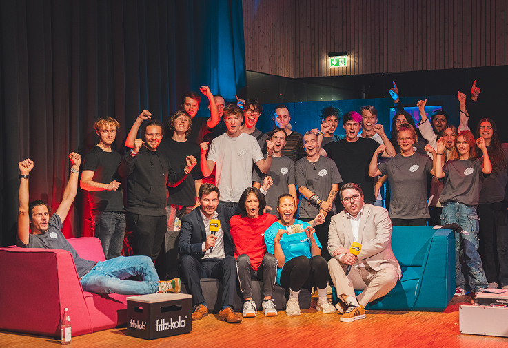 Gruppenfoto von Jugendlichen auf der Bühne der MatriX