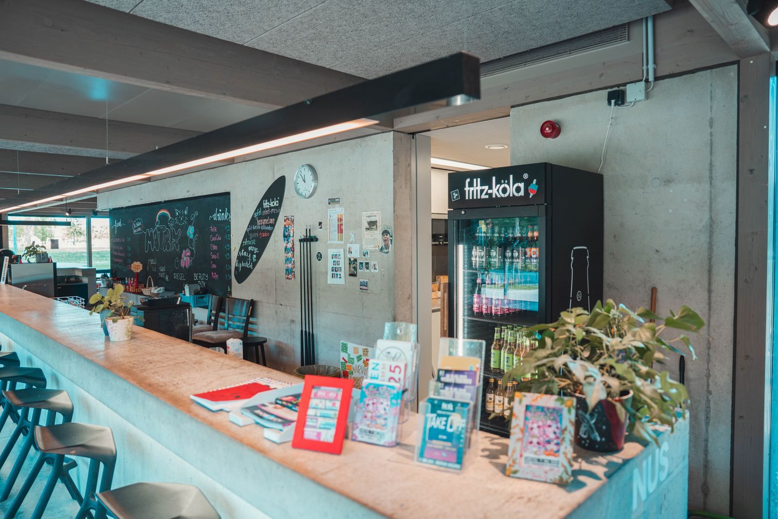 Die X-Bar mit Theke und Getränkekühlschrank