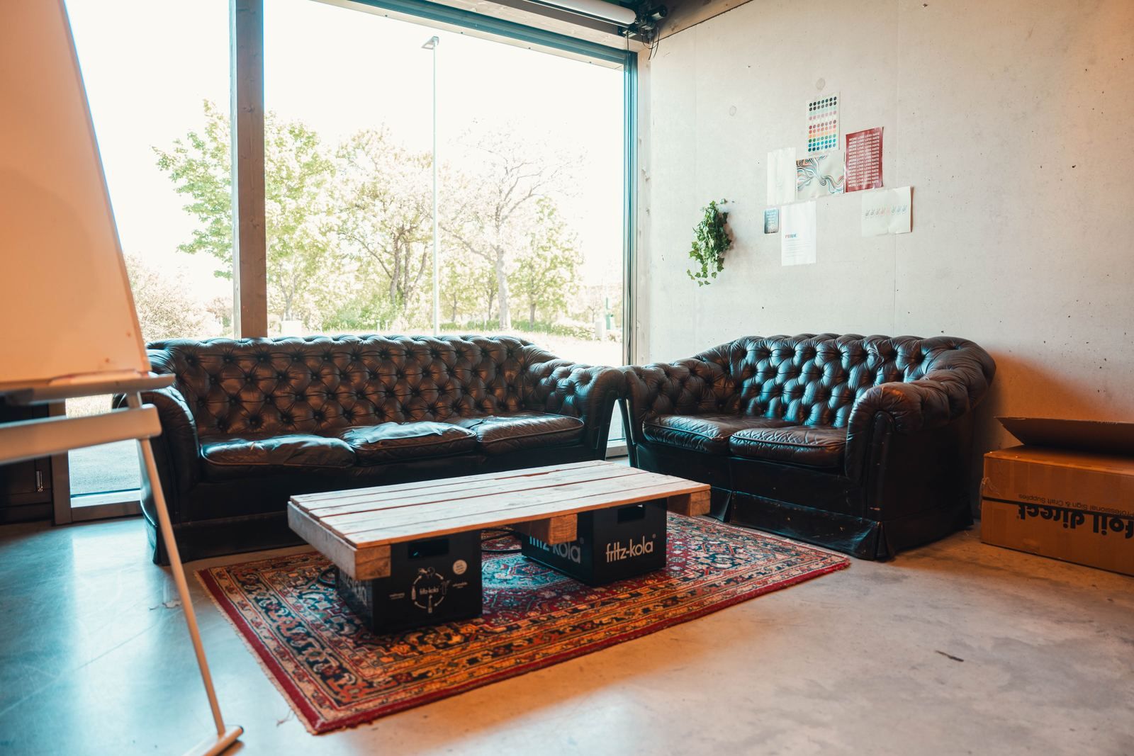 Der Gruppenraum mit Chesterfield-Sofas