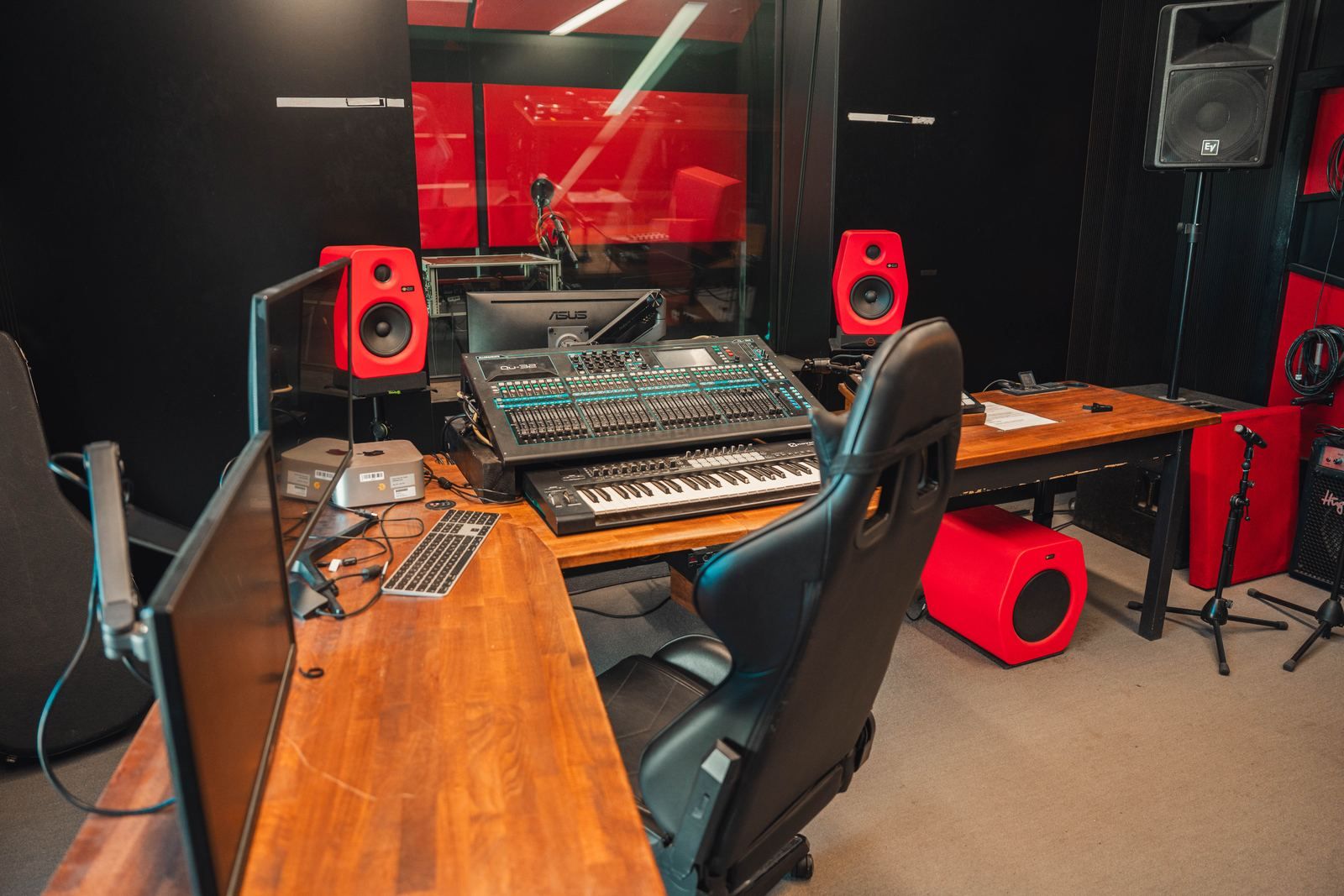Tonstudio mit Mischpult und Proberaum mit Schlagzeug