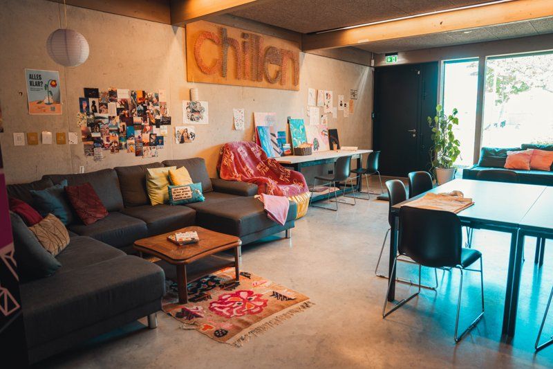 Der Chillout-Raum mit Sofas und Bildern