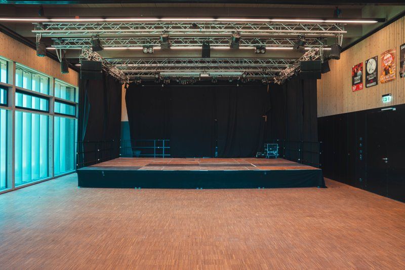 Der Saal mit Bühne