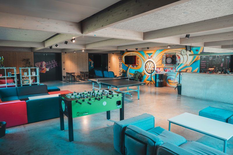 Der offene Treff mit Sofas und Kicker