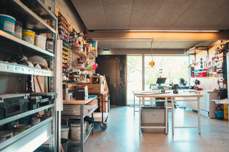 Die Werkstatt mit Werkbänken und Regalen